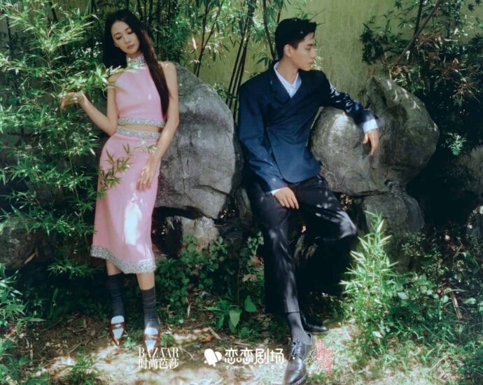 Hu Yitian & Chen Yuqi Dalam Kolaborasi Majalah Harper's Bazaar China x "See You Again" Majalah Harper's Bazaar China merilis pemotretan kolaborasi bersama Hu Yitian dan Chen Yuqi untuk drama republik fantasi "See You Again / 超时空罗曼史". Hu Yitian & Chen Yuqi Dalam Kolaborasi Majalah Harper's Bazaar China x "See You Again"
