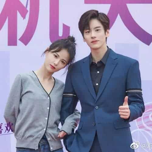 Huang Riying & Wei Zheming di Upacara Syuting Drama "I May Love You" Drama romansa modern "I May Love You / 对你不止是喜欢" yang dibintangi Wei Zheming, Huang Riying, Yang Sizhe, Zhang Muxi, Fan Jinwei dan lainnya bagikan potret upacara syutingnya beberapa hari lalu. Huang Riying & Wei Zheming di Upacara Syuting Drama "I May Love You"