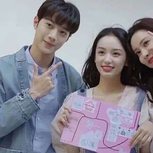 Lai Guanlin & Zhou Ye Dirumorkan Berkencan Setelah Mereka Terlihat Keluar Masuk Hotel dan Apartemen Pada Waktu Berbeda Pada tanggal 19 Agustus, Zhou Ye dan Lai Guanlin diduga melakukan pertemuan rahasia setelah keduanya terlihat keluar masuk dari hotel serta apartemen yang sama namun dengan jarak waktu berbeda. Lai Guanlin & Zhou Ye Dirumorkan Berkencan Setelah Mereka Terlihat Keluar Masuk Hotel dan Apartemen Pada Waktu Berbeda