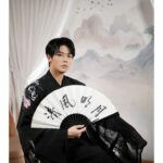 Kota Chongqing, Tempat Kelahiran Xiao Zhan / Sean Xiao Xiao Zhan (Sean Xiao) adalah aktor, penyanyi, dan anggota grup idola pria X NINE. Dia bekerja sebagai fotografer dan desainer grafis sebelum debutnya. Pada tahun 2015, Xiao berpartisipasi dalam program realitas "X-Fire" di mana ia dilatih untuk menjadi idola bersama 15 orang lainnya. Penampilan pertama Xiao adalah di Konser Tahun Baru Zhejiang TV 2016, di mana ia membawakan single "Freeze" serta lagu tema "Be A Man" bersama rekan satu timnya. Xiao memulai debutnya bersama delapan trainee lainnya di grup idola X NINE pada tahun 2016. X NINE merilis mini album pertama mereka X Jiu pada bulan September 2016. Lin Yanjun Kenakan Hanfu & Bawa Pedang Dalam Potret Barunya