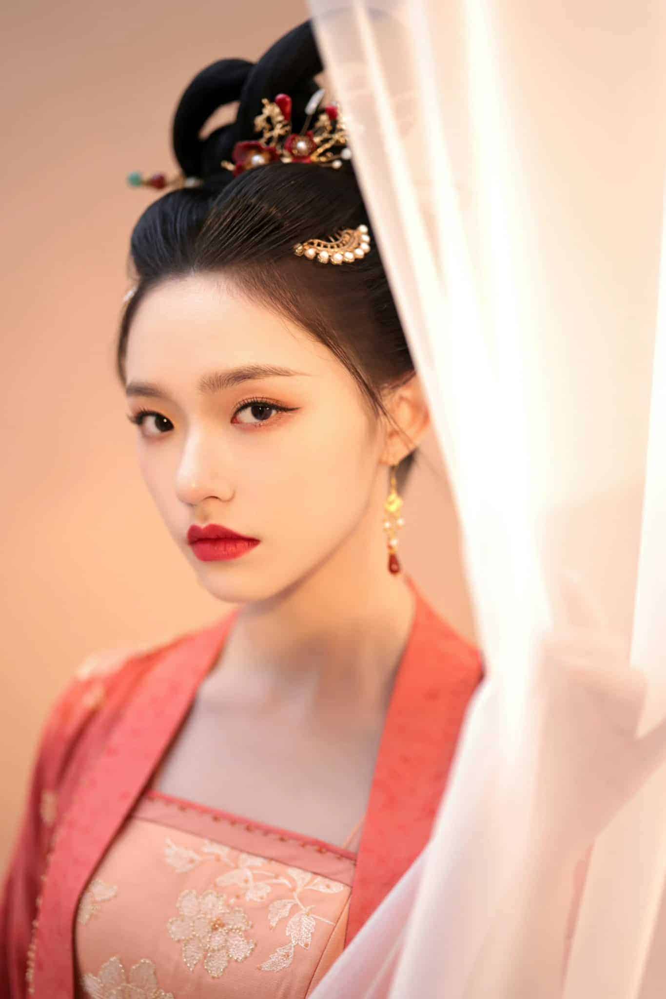 Lin Yun Bagikan Pemotretan Kostum Untuk Drama "A Dream Of Splendor" Tim Lin Yun membagikan foto-fotonya dengan baju Hanfu untuk drama “A Dream of Splendor“. Lin Yun Bagikan Pemotretan Kostum Untuk Drama "A Dream Of Splendor"