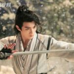Li Xian Saat Acara Streaming Langsung Ferrero Rocher Potret Li Xian saat acara streaming langsung Ferrero Rocher. Masih Syuting, Drama "Snow Eagle Lord" Rilis Still Cut Baru Dari Xu Kai, Guli Nazha, Dll