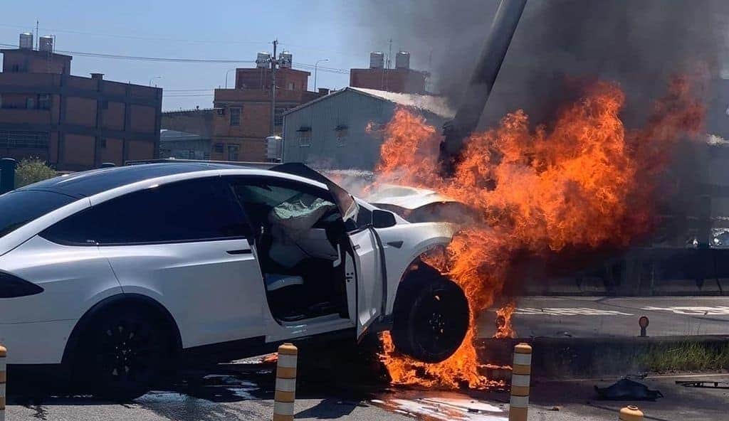 Mobilnya Terbakar, Jimmy Lin dan Anaknya Dilarikan ke Rumah Sakit Usai Alami Kecelakaan Pada pagi ini (22/07), menurut laporan media Taiwan, kecelakaan mobil Tesla terjadi pada jam 11 pagi di Zhongzheng North Road di Kota Taoyuan. Mobilnya Terbakar, Jimmy Lin dan Anaknya Dilarikan ke Rumah Sakit Usai Alami Kecelakaan