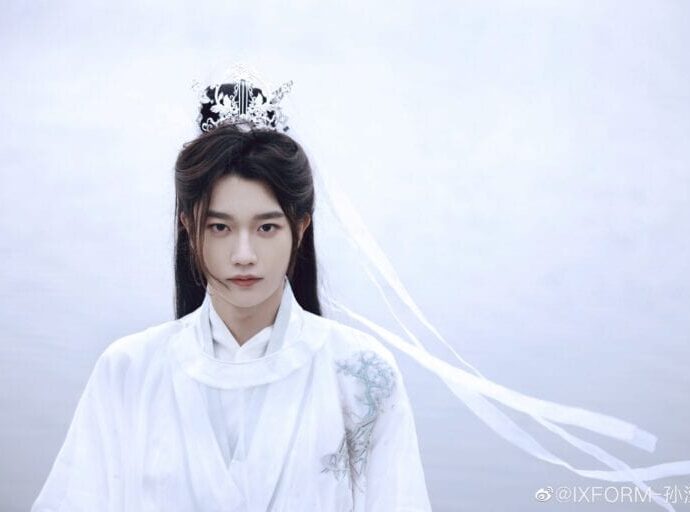 Potret Sun Yinghao Dengan Baju Hanfu