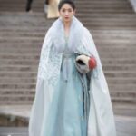 Drama Baru Jing Tian & Zhang Linghe, Drama Xianxia "Si Hai Chong Ming 四海重明" Drama Xianxia "Si Hai Chong Ming / 四海重明 / 四海颜歌" resmi umumkan para pemerannya dan telah memulai upacara syutingnya. Potret Xing Fei Saat Syuting Untuk Drama "Fu Lian Nian 覆流年" Yang Dibintangi Bersama Zhai Zilu