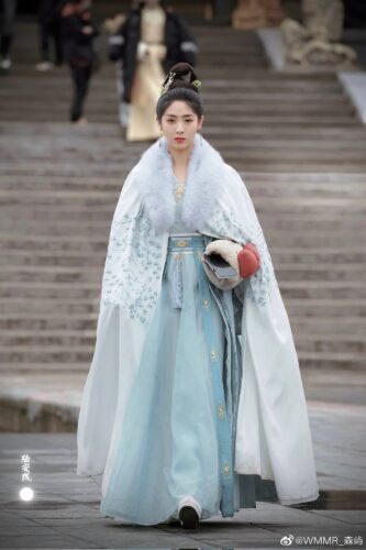 Potret Xing Fei Saat Syuting Untuk Drama "Fu Lian Nian 覆流年" Yang Dibintangi Bersama Zhai Zilu Potret penampilan Xing Fei untuk syuting drama romansa sejarah "Fu Lian Nian / 覆流年" terlihat dalam postingan penggemarnya di Weibo. Potret Xing Fei Saat Syuting Untuk Drama "Fu Lian Nian 覆流年" Yang Dibintangi Bersama Zhai Zilu