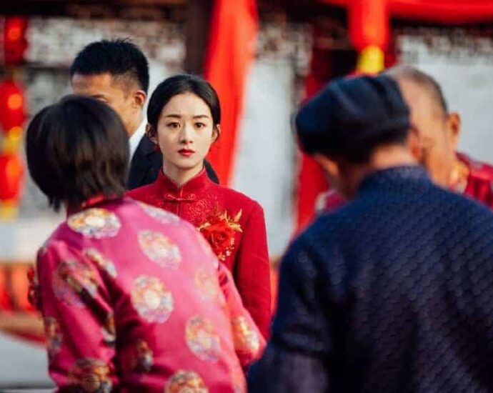 Potret Zhao Liying Dengan Gaun Pengantin Merah Di Drama "The Story of Xing Fu" Pada malam tanggal 29 Juni kemarin, drama baru Zhao Liying “The Story of Xing Fu / 幸福到万家" telah tayang perdana, dan siaran tersebut langsung memicu diskusi panas. Potret Zhao Liying Dengan Gaun Pengantin Merah Di Drama "The Story of Xing Fu"