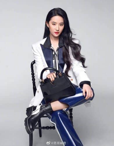 Selebriti Ini Tampilkan Pesonanya Dalam Pemotretan Untuk Louis Vuitton (Part 2) Liu Yifei, Zhu Yilong, Dilireba, Gong Jun, Zhou Dongyu, Zhong Chuxi, Jin Chen, Bai Jingting & Fu Jing tampilkan pesonanya dalam pemotretan untuk Louis Vuitton. Selebriti Ini Tampilkan Pesonanya Dalam Pemotretan Untuk Louis Vuitton (Part 2)