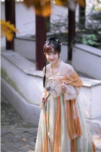 Shen Yue Tampil Cantik Dengan Hanfu Untuk Lantern Festival Agensi Shen Yue bagikan pemotretan barunya dengan hanfu untuk Lantern Festival. Shen Yue Tampil Cantik Dengan Hanfu Untuk Lantern Festival