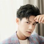 Dilireba & Jin Shijia Resmi Bintangi Drama Polisi "利剑玫瑰 (Sword Rose)" Drama ketegangan polisi "利剑玫瑰 (lit. Sword Rose)" resmi dibintangi oleh Dilraba Dilmurat (Dilireba) dan Jin Shijia bersama You Yong, Li Zhi, Wang Yizhe, Feng Guoqiang dan lainnya. Tionghoa Org - Biodata dan Profil Aktor Tiongkok, Zheng Yecheng 郑业成 - 1