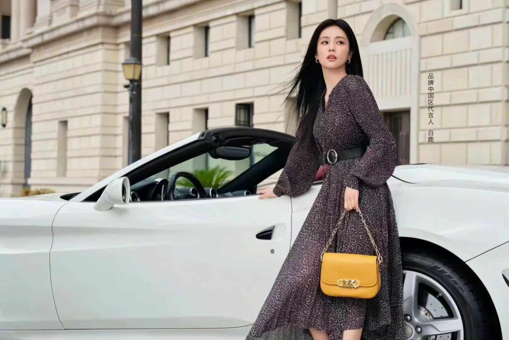 Bai Lu Sebagai Juru Bicara Merek Untuk Michael Kors di Wilayah Tiongkok Januari lalu diumumkan sebagai juru bicara (spokesperson) untuk perhiasan dan jam tangannya, kini brand Michael Kors umumkan Bai Lu sebagai juru bicara mereknya di wilayah Tiongkok. Tionghoa Org - Bai Lu Sebagai Juru Bicara Merek Untuk Michael Kors di wilayah Tiongkok - 3