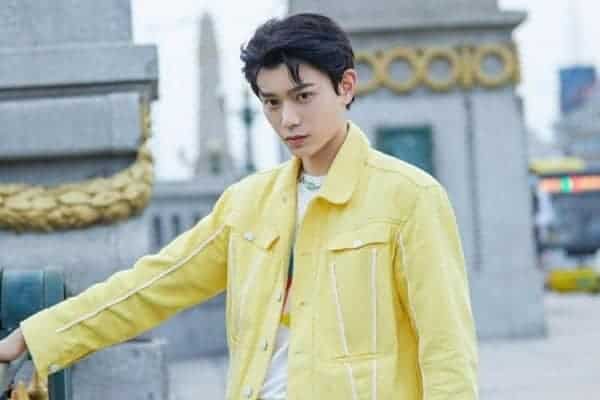 Biodata dan Profil Aktor Tiongkok, Ding Yuxi / Ryan Ding Ding Yu Xi, juga dikenal sebagai Ding Zhou Jie, adalah aktor Tiongkok yang lulus dari Akademi Teater Shanghai dan dikelola oleh Light Media. Ding telah muncul di beberapa film web seperti "My Vampire Sister", "The Last Demon" dan "The Game of Asura". Biodata dan Profil Aktor Tiongkok, Ding Yuxi / Ryan Ding
