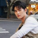 Biodata & Nama Fandom Guan Xiaotong 关晓彤 Nama fandom Guan Xiaotong adalah 甜筒 (dibaca: tián tǒng). Nama fandom ini memiliki arti es krim cone, "Tong 筒" adalah plesetan dari namanya "Tong 彤". Tionghoa Org - Biodata dan Profil Aktor Tiongkok, Huang Junjie 黄俊捷 - 1