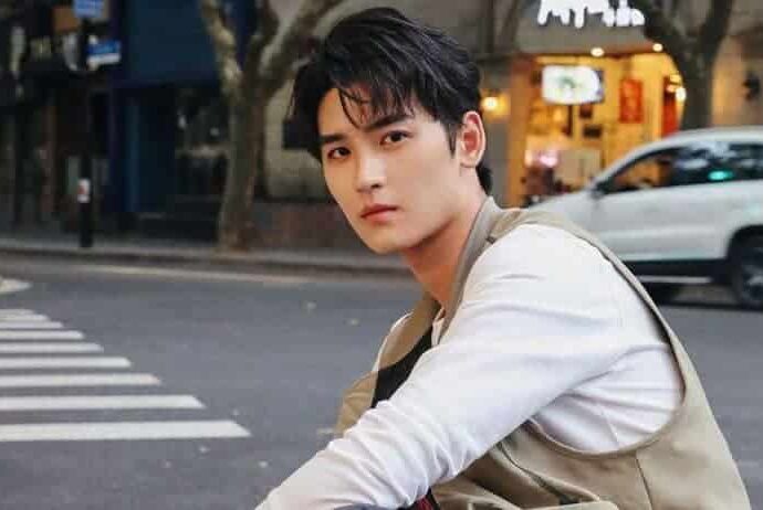 Biodata dan Profil Aktor Tiongkok, Huang Junjie 黄俊捷 Huang Junjie lahir di Chongqing, Tiongkok pada tanggal 9 Juli 1998, dan merupakan murid Akademi Film Beijing. Tionghoa Org - Biodata dan Profil Aktor Tiongkok, Huang Junjie 黄俊捷 - 1