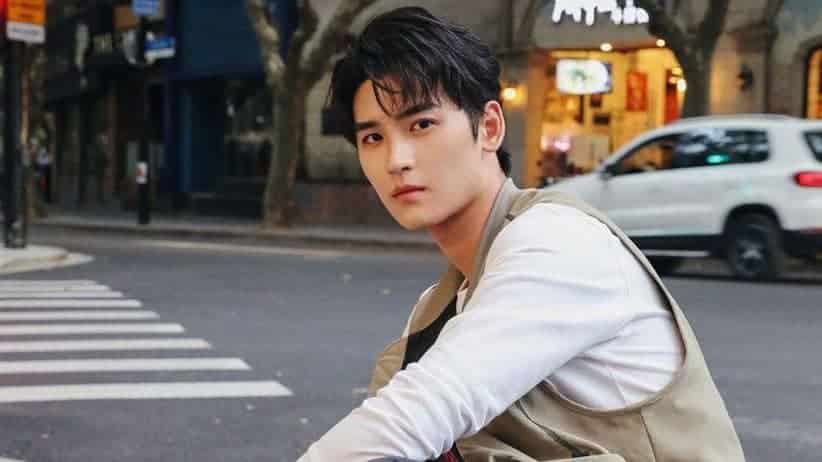 Biodata dan Profil Aktor Tiongkok, Huang Junjie 黄俊捷 Huang Junjie lahir di Chongqing, Tiongkok pada tanggal 9 Juli 1998, dan merupakan murid Akademi Film Beijing. Tionghoa Org - Biodata dan Profil Aktor Tiongkok, Huang Junjie 黄俊捷 - 1