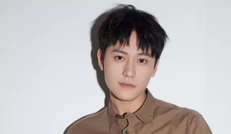 Biodata dan Profil Aktor Tiongkok, Qin Junjie 秦俊杰 Lahir 1 September 1991 di Putian, Fujian, Republik Rakyat Tiongkok, Qin Jun Jie melakukan debut aktingnya pada usia 15 tahun, membintangi drama beranggaran tinggi karya Zhang Yimou Curse of the Golden Flower. Tionghoa Org - Biodata dan Profil Aktor Tiongkok, Qin Junjie 秦俊杰 - 1