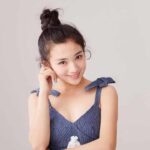 Snow Eagle Lord 雪鹰领主, Drama Xuanhuan Xu Kai & Guli Nazha Drama Ini bercerita tentang Dongbo Xueying, seorang pemuda dengan darah kuno, terlibat dalam perjuangan antara yang baik dan yang jahat untuk menyelamatkan ibunya. Selama periode ini, ia bertemu dan jatuh cinta dengan Yu Jingqiu. Keduanya mengatasi rintangan sepanjang jalan, dan akhirnya mencapai prestasi yang tak tertandingi. Tionghoa Org - Biodata dan Profil Aktris Tiongkok, Dai Luwa 代露娃 - 1