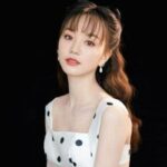 Potret Cai Xukun Untuk Sampul Majalah ELLE China Edisi Agustus 2022 Cai Xukun dalam pemotretan untuk sampul Majalah ELLE China edisi Agustus 2022 Tionghoa Org - Biodata dan Profil Aktris Tiongkok, Hu Yi Xuan 胡意旋 - 1