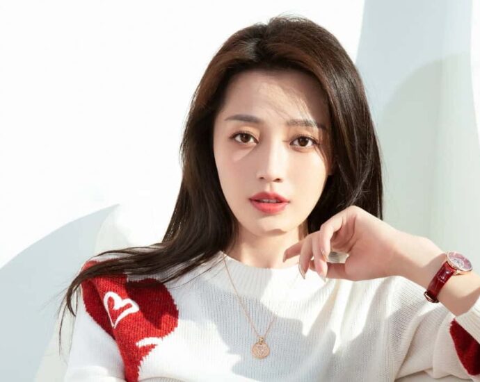 Biodata dan Profil Aktris Tiongkok, Wang Xiuzhu 王秀竹 Nama: 王秀竹 / Wang Xiu Zhu Profesi: Aktris Tanggal lahir: 1993-Jun-10 Tempat Lahir: Dalian, Liaoning, Tiongkok Tinggi: 172 cm Tanda bintang: Gemini Zodiak Tiongkok: Ayam jantan TV Series Mr. & Mrs. Chen (2023) Wu Xing Shi Jia (2022) as Hei Sanbian Draw the Line (2022) as Song Yufei Being a Hero (2022) as Sister Qiong Master of My Own (2022) as Xu Sitian To Our Dreamland of Ice (2022) as Qu Jie Why Women Love (2022) as Anna Fighting Youth (2021) as Dong Xinran The Deer and the Cauldron (2020) as Empress Dowager The Best Partner (2019, cameo) as Wu Meiwei Youth Fight (2019) as Yu Hui When We Were Young (2018) as Xiao Hongbai My Love from the Ocean (2018) as Gu Yan Meet in Youth, Love in Foods (2018) as Lu Xuanjun The Taoism Grandmaster (2018) as Donghuang Feifei Tai-chi Master: The Ultimate Gateway (2017) as Chen Ruyu Eternal Love (2017) as Miao Qing Fireworks (2015) as Ning Xue Destined to Love You (2015) as Xue Shaoqi Movies Princes Vendetta / 凤皇传 (2018) Tionghoa Org - Biodata dan Profil Aktris Tiongkok, Wang Xiuzhu 王秀竹 - 1