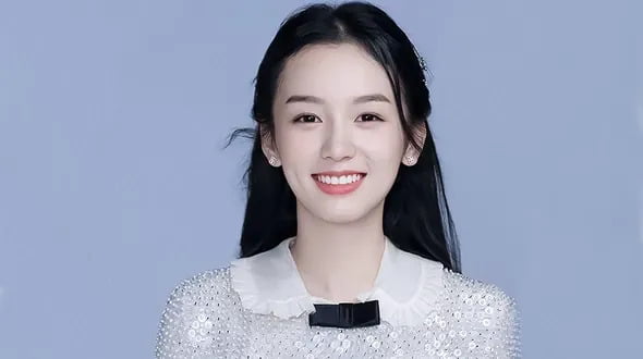 Biodata dan Profil Aktris Tiongkok, Zhou Ye 周也 Zhou Ye adalah seorang aktris Tiongkok dan dia terkenal karena perannya sebagai Wei Lai dalam film 'Better Days'. Dia diterima di Akademi Film Beijing, menempati urutan ke-36 di negara itu, dan mengambil jurusan akting. Tionghoa Org - Biodata dan Profil Aktris Tiongkok, Zhou Ye 周也 - 1