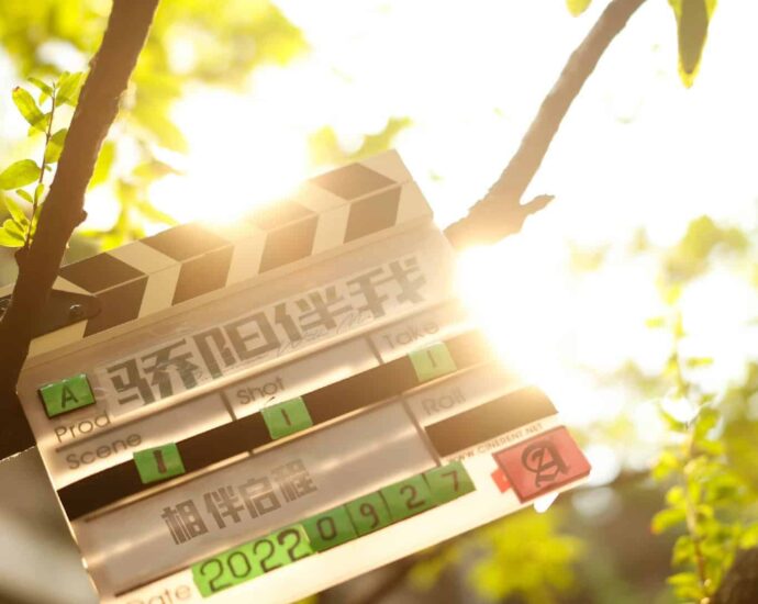Drama "Sunshine With Me 骄阳伴我" Umumkan Xiao Zhan & Bai Baihe Sebagai Pemeran Utama Drama tempat kerja "Sunshine With Me / 骄阳伴我" resmi umumkan pemerannya yang dibintangi oleh Xiao Zhan, Bai Baihe, Tian Yu, dan Zhu Zhu dengan penampilan spesial dari Yuan Wenkang, Liu Xun, Xiang Hanzhi, Wu Xinjian dan lainnya dengan bagikan poster konsep perdana. Tionghoa Org - Drama Sunshine With Me 骄阳伴我 Umumkan Xiao Zhan & Bai Baihe Sebagai Pemeran Utama - 1