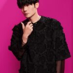 Couple Drama "Bionic", Song Weilong & Wen Qi Dalam Potret Untuk Emporio Armani Edisi Tahun Baru Imlek Emporio Armani bagikan potret barunya Song Weilong & Wen Qi sebagai juru bicara mereknya dalam edisi untuk tahun baru imlek. Tionghoa Org - Li Ronghao Sebagai Brand Ambassador Baru Untuk Valentino - 1
