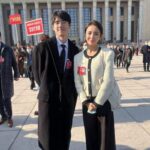 Potret Yi Yang Qian Xi (Jackson Yee) Saat Syuting Film “满江红 Man Jiang Hong” Potret Yi Yang Qian Xi (Jackson Yee) saat syuting film “满江红 / Man Jiang Hong”. Tionghoa Org - Liu Haoran & Tong Liya Dalam Pertemuan ke-11 Dari Federasi Lingkaran Sastra dan Seni Tiongkok - 1