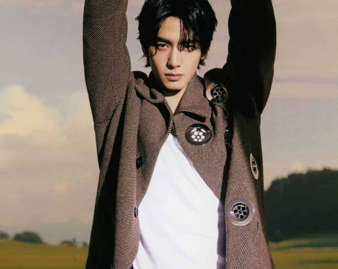 Song Weilong Untuk Sampul Majalah Men's Uno China Edisi Oktober 2022 Majalah Men's Uno China merilis pemotretannya bersama Song Weilong yang menghiasi sampulnya untuk edisi Oktober 2022. Tionghoa Org - Song Weilong di Pemotretan Sampul Majalah Men's Uno China Edisi Oktober 2022 - 1