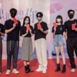 Wang Ziqi Bagikan Potret Saat Syuting Dengan Lawan Mainnya Di Drama “The Love You Give Me” Wang Ziqi bagikan potretnya bersama Wang Yuwen, Li Chuan, Ma Xinrui, Chen Xinhai, Li Xingyao dan Cui Yixin saat syuting drama modern “The Love You Give Me / 你给我的喜欢” di pantai dalam unggahan akun Xiaohongshunya. Tionghoa Org - Tan Jianci & Zhou Ye Resmi Bintangi Drama Missing You 很想很想你 - 4