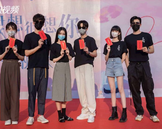Tan Jianci & Zhou Ye Resmi Bintangi Drama "Missing You 很想很想你" Drama romansa modern "Missing You / 很想很想你" yang resmi dibintangi Tan Jianci, Zhou Ye, Hou Wenyuan, Yang Xizi, Cao Enqi, Chen Haolan dan lainnya telah menggelar upacara syutingnya. Tionghoa Org - Tan Jianci & Zhou Ye Resmi Bintangi Drama Missing You 很想很想你 - 4