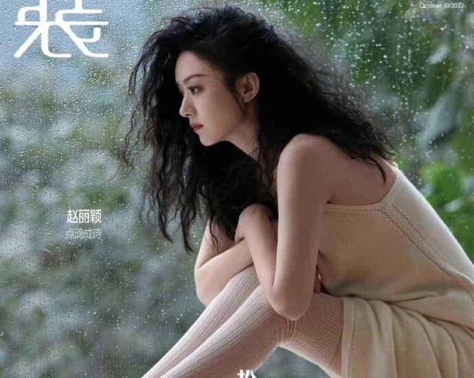 Zhao Liying di Pemotretan Sampul Majalah L'Officiel China Edisi Oktober 2022 Potret Zhao Liying (Zanilia Zhao) dalam sampul Majalah L'Officiel China edisi Oktober 2022. Tionghoa Org - Zhao Liying di Pemotretan Sampul Majalah L'Officiel China Edisi Oktober 2022 - 1