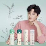 Drama Republik "Fall In Love" Yang Dibintangi Cheng Xingxu, Zhang Jingyi & Lin Yanjun Tayang Di Youku Judul: Fall In Love / 一见倾心 / Yi Jian Qing Xin Genre: Sejarah, Roman, Drama, Politik Episodes: 36 Jaringan asli: Youku Tayang: 09-November-2021 Cast: Chen XingXu as Tan Xuanlin Zhang JingYi as Mu Wanqing Lin YanJun as Xu Guangyao Chen XinYu as Gu Yueshuang Cai GuangTai as Su Hongchen Yuan Ruo Hang as Pei Shaojun Ma Yue as Mu Wanting Plot: Pada tahun 1926, Mu Wanqing membawa abu ibunya kembali ke pemakaman China. Dengan berpura-pura menyerah kepada ayahnya, Mu Wanqing memiliki motif sebenarnya dalam menemukan alasan sebenarnya mengapa orang tuanya berpisah dan saudara-saudaranya meninggal. Sementara itu, kudeta terjadi di antara tentara Shanghai, dan Tan Xuanlin yang dulu tertindas bangkit menjadi komandan pasukan yang baru. Namun terlepas dari otoritas barunya, diamasih menemukan dirinya berjalan di atas es tipis. Xu Guangyao, putra Komandan Yue Cheng, adalah pria yang dihormati dan dikagumi banyak orang. Namun, dia tidak menyukai perebutan kekuasaan di bidang politik. Sebuah pertemuan kebetulan memungkinkan Mu Wanqing, Tan Xuanlin dan Xu Guangyao bertemu dan berteman satu sama lain. Untuk mengamankan pijakannya dalam keluarga Mu, Mu Wanqing sengaja mendekati Xu Guangyao dan mendapat dukungannya. Sementara itu, Tan Xuanlin bekerja sama dengan Mu Wanqing untuk menyelidiki kasus lama yang terkait dengan keluarga Mu. Mereka bertiga menjalani perjuangan hidup dan mati bersama, dan akhirnya menyadari pentingnya melindungi negara di masa yang penuh gejolak. Wang Yibo Sebagai Juru Bicara Untuk Merek BeddyBear