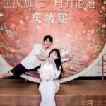 C-Drama "Love The Way You Are" Yang Dibintangi Lai Guanlin & Angelababy Telah Menyelesaikan Proses Syuting Judul: Love The Way You Are Genre: Romansa, Bisnis, Modern Jumlah eps: 30 Episode Tayang: - Jaringan asli: iQiyi Cast: Angelababy sebagai Yin Ye Lai GuanLin sebagai Xu Guang Xi Tian Yi Tong Liu Yitong Zhang Tao Ling Mei Shi Plot: Baik di kantor atau di rumah, Yin Ye yang berusia 35 tahun itu seperti Wonder Woman. Dia bisa menangani semuanya sendiri dan mengurus semua orang di sekitarnya tanpa pernah lelah. Namun, dia sepertinya lupa untuk menjaga kehangatan di hatinya, yaitu, sampai secara tidak sengaja bertemu dengan Xu Guangxi di sebuah toko serba ada. Anak laki-laki yang biasa pergi ke rumahnya untuk mencari makantelah tumbuh menjadi seorang pemuda yang cerah. Bertemu dengannya lagi, ketergantungan Xu Guangxi terhadapnya sebagai seorang anak telah berkembang menjadi perasaan kasih sayang yang tak tertahankan. Tapi mengejar Yin Ye bukanlah hal yang mudah. Itu berarti Guangxi harus tumbuh dengan cepat seolah-olah hidupnya maju dengan cepat dan menanggung tekanan realitas yang luar biasa. Demi cinta, dia secara bertahap menjadi dewasa dan belajar menyesuaikan kembali langkahnya untuk bergerak dengan kuat ke arahnya. Saat mereka semakin dekat, mereka mulai memahami arti cinta. Ini bukan tentang menyerah tetapi tentang ketertarikan timbal balik, saling menghormati dan memungkinkan satu sama lain untuk menjadi orang yang lebih baik. Wu Lei, Zhao Lusi & Lainnya Reunian Kembali Untuk Perayaan Drama “Love Like The Galaxy"