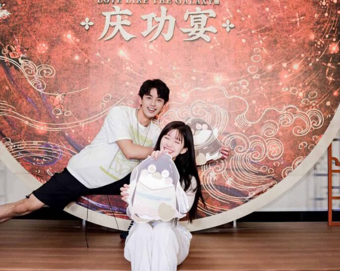 Wu Lei, Zhao Lusi & Lainnya Reunian Kembali Untuk Perayaan Drama “Love Like The Galaxy" Jalur VIP drama romansa sejarah "Love Like The Galaxy / 星汉灿烂·月升沧海" sudah bertemu ending semalam, para pemerannya Wu Lei, Zhao Lusi, Guo Tao, Zeng Li, Li Yunrui, Yu Chengen, Zhang Yue, Wang Ziwei, Wang Zhuocheng, Sha Baoliang, Gao Han dan lainnya kembali reunian untuk perayaan kemarin. Wu Lei, Zhao Lusi & Lainnya Reunian Kembali Untuk Perayaan Drama “Love Like The Galaxy"