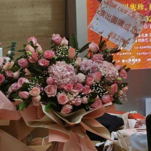 Yang Zi Datang dan Berikan Karangan Bunga Untuk Pertunjukkan Xiao Zhan Menjalin perteman baik sejak dipasangkan di drama "The Oath of Love / 请多指教" dan dua kali menjadi pasangan Queen & King Weibo Night. Yang Zi datang di pertunjukan drama panggung Xiao Zhan "A Dream Like A Dream" beberapa hari lalu bersama staff nya dan memberikan karangan bunga untuknya. Yang Zi Datang dan Berikan Karangan Bunga Untuk Pertunjukkan Xiao Zhan