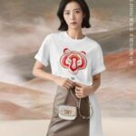 Studio Ju Jingyi Bagikan Foto Untuk Ulang Tahunnya Yang Ke-28 Studio Ju Jingyi membagikan pemotretan untuk ulang tahunnya yang ke-28. Zhou Yutong Sebagai Brand Ambassador Untuk Bally di Wilayah Tiongkok
