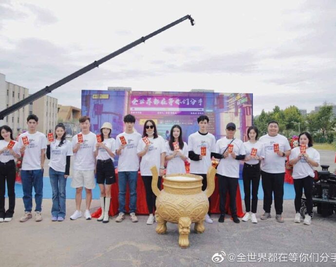 Zhu Zhengting & Lu Yuxiao Bintangi Drama "Quan Shi Jie Dou Zai Deng Ni Men Fen Shou" Drama romansa fantasi "Quan Shi Jie Dou Zai Deng Ni Men Fen Shou / 全世界都在等你们分手" yang dibintangi oleh Zhu Zhengting, Lu Yuxiao, Huang Tingting, Wang Haoxuan, Xu Chun, Wu Mansi, Hu Chunyang telah menggelar upacara syutingnya. Zhu Zhengting & Lu Yuxiao Bintangi Drama "Quan Shi Jie Dou Zai Deng Ni Men Fen Shou"