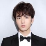 Biodata & Profil Aktor dan Penyanyi Tiongkok, Lu Han 鹿晗 Lu Han adalah seorang penyanyi dan aktor Tiongkok. Dia adalah anggota, yang dikenal sebagai Luhan, dari boy grup Korea Selatan-Tiongkok EXO dan sub-grup EXO-M, sebelum meninggalkan grup pada Oktober 2014. Tahun itu, dia menduduki peringkat ke-6 bintang hiburan paling populer di Tiongkok oleh Radio Nasional Tiongkok. Pada tahun 2017, Lu Han terdaftar sebagai selebriti dengan bayaran tertinggi kedua dalam daftar 100 Selebriti Tiongkok Forbes, di belakang Fan Bingbing. Biodata & Nama Fandom Caesar Wu / Wu Xize