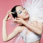 Couple Drama "Bionic", Song Weilong & Wen Qi Dalam Potret Untuk Emporio Armani Edisi Tahun Baru Imlek Emporio Armani bagikan potret barunya Song Weilong & Wen Qi sebagai juru bicara mereknya dalam edisi untuk tahun baru imlek. Biodata dan Profil Penyanyi Sa Ding Ding / 萨顶顶