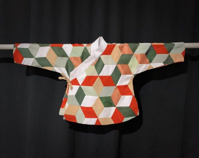 Baijiayi 百家衣, Jubah Seratus Keluarga Baijiayi (Hanzi: 百家衣 ; pinyin: bǎi jiā yī), juga dikenal sebagai baijiapao (Hanzi: 百家袍 ; pinyin: bǎi jiā páo) dan kadang-kadang disebut sebagai “Jubah Seratus Keluarga” adalah sejenis jaket tambal sulam Tiongkok yang biasa dipakai anak kecil. Tionghoa Org - Baijiayi 百家衣, Jubah Seratus Keluarga - 1