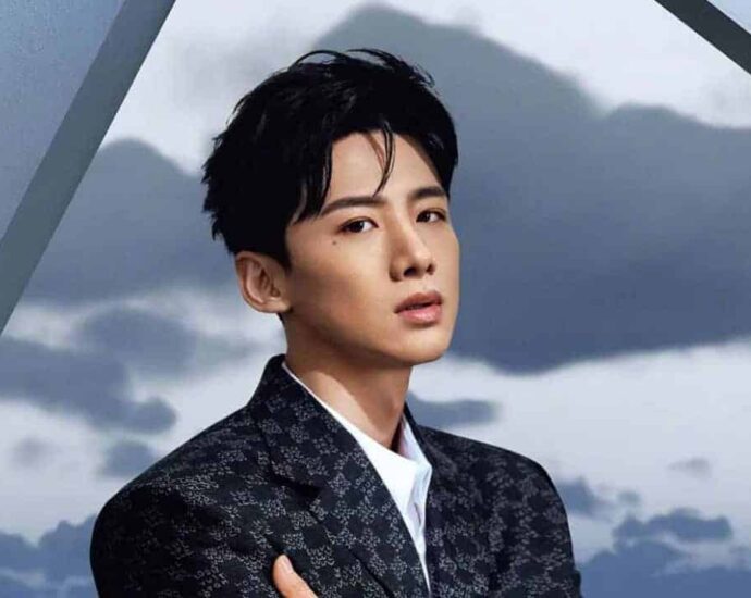 Biodata dan Profil Aktor Tiongkok, Bai Jingting 白敬亭 Bai Jingting, lahir di Beijing, Tiongkok pada 15 Oktober 1993, adalah seorang aktor Tiongkok. Ia belajar di Music College Capital Normal University, jurusan rekaman. Tionghoa Org - Biodata dan Profil Aktor Tiongkok, Bai Jingting 白敬亭 - 1