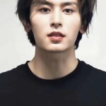 Yang Zi Datang dan Berikan Karangan Bunga Untuk Pertunjukkan Xiao Zhan Menjalin perteman baik sejak dipasangkan di drama "The Oath of Love / 请多指教" dan dua kali menjadi pasangan Queen & King Weibo Night. Yang Zi datang di pertunjukan drama panggung Xiao Zhan "A Dream Like A Dream" beberapa hari lalu bersama staff nya dan memberikan karangan bunga untuknya. Tionghoa Org - Dampak Kontroversi Foto Zhang Zhehan, Film ‘Formed Unit Police’ Batalkan Kontrak dengan Zhang Zhehan - 1