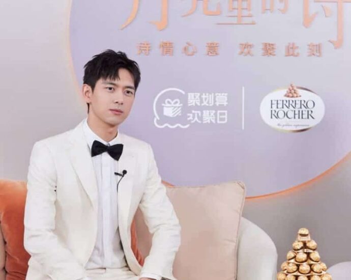 Li Xian Saat Acara Streaming Langsung Ferrero Rocher Potret Li Xian saat acara streaming langsung Ferrero Rocher. Tionghoa Org - Li Xian Saat Acara Streaming Langsung Ferrero Rocher - 1