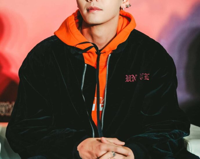 William Chan & He Sui Terlibat Dalam Rumor Kencan William Chan dan model, He Sui , telah menjadi trending #1 karena rumor kencan pada 14 Agustus. Ini adalah hari yang tepat karena juga merupakan Festival Qixi (Hari Valentine China). Tionghoa Org - William Chan & He Sui Terlibat Dalam Rumor Kencan - 1