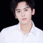 Biodata & Profil Aktor dan Penyanyi Tiongkok, Lu Han 鹿晗 Lu Han adalah seorang penyanyi dan aktor Tiongkok. Dia adalah anggota, yang dikenal sebagai Luhan, dari boy grup Korea Selatan-Tiongkok EXO dan sub-grup EXO-M, sebelum meninggalkan grup pada Oktober 2014. Tahun itu, dia menduduki peringkat ke-6 bintang hiburan paling populer di Tiongkok oleh Radio Nasional Tiongkok. Pada tahun 2017, Lu Han terdaftar sebagai selebriti dengan bayaran tertinggi kedua dalam daftar 100 Selebriti Tiongkok Forbes, di belakang Fan Bingbing. Tionghoa Org - Zhang Zhehan Menjadi Kontroversi Usai Foto Lamanya Menghadiri Pernikahan Temannya Pada 2019 - 1