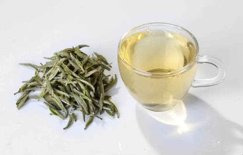 Manfaat dan Jenis Teh Putih (白茶) – Teh Tradisional Tiongkok Yang Terkenal Teh putih termasuk jenis teh Tiongkok yang difermentasi mikro. Manfaat dan Jenis Teh Putih (白茶) – Teh Tradisional Tiongkok Yang Terkenal