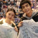 Pengenalan Karakter Drama “The Romance of Hua Rong 1” – Yuan Hao & Zhao ZhaoYi Drama ini diadaptasi dari novel Yue Xie Yingqing dengan judul yang sama, menceritakan kisah cinta romantis antara raja bajak laut yang bangga dan “hewan peliharaan manis yang tinggi gula” antara raja bajak laut yang sombong dan jenderal. Tionghoa Org - Film Song Weilong & Liu Haocun, “Just For Meeting You” Telah Selesai Syuting - 4