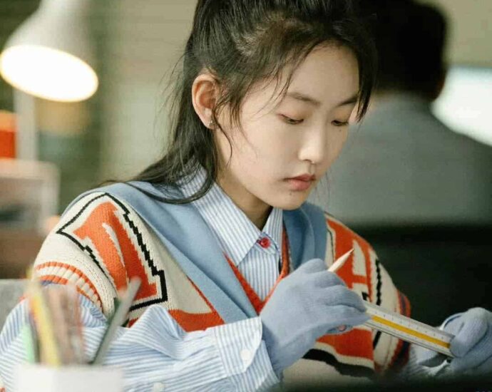 Film Romansa Zhou Yiran & Patrick Shih, “0,1 World” Film romansa modern “0.1 World / 好想去你的世界爱你” yang dibintangi Patrick Shih & Zhou Yiran merilis still cut baru menjelang tayang perdana pada hari Valentine, 14 Februari 2022 mendatang di Bioskop China. Tionghoa org - Film Romansa Zhou Yiran & Patrick Shih, “0,1 World” - 1