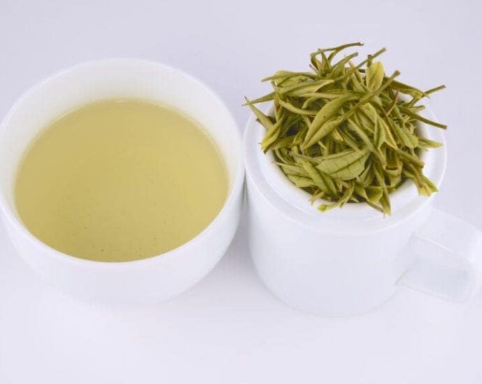 Anji Baicha (安吉白茶) : Teh Putih Atau Teh Hijau Anji Baicha (Hanzi: 安吉白茶, Pinyin: Ānjí báichá) adalah teh yang segar dan lembut dengan aroma jeruk dan kacang. Anji Baicha (安吉白茶) : Teh Putih Atau Teh Hijau