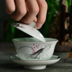 Inilah 10 Manfaat Kesehatan Teh Oolong (乌龙茶) Teh Oolong (Hanzi: 乌龙茶, Pinyin: Wūlóngchá) adalah salah satu teh semi fermentasi yang terkenal, mengandung banyak zat bermanfaat seperti Fluorida, Mangan, Kalium, Natrium, Magnesium, Niasin dan Kafein yang bermanfaat untuk kesehatan tubuh kita. Cara Menyeduh Teh Oolong (乌龙茶) Dengan Gaiwan (盖碗)